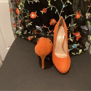 Jessica Simpson, orange pumps